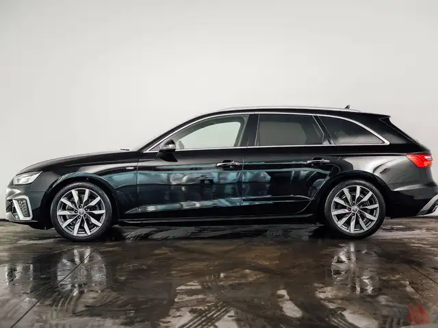 Audi A4 Avant view 2