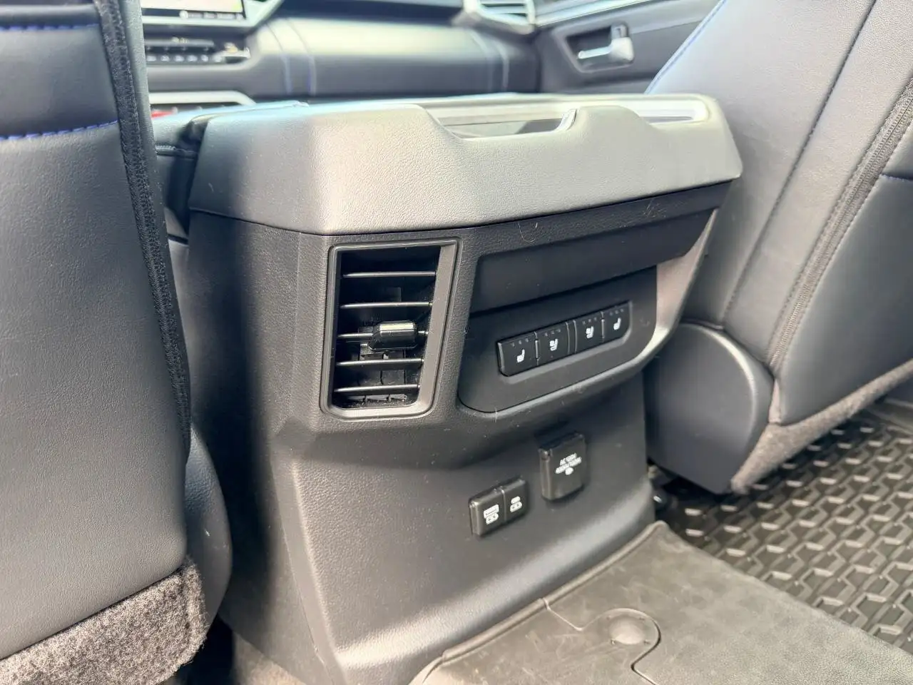 Toyota Tundra снимка Toyota Tundra