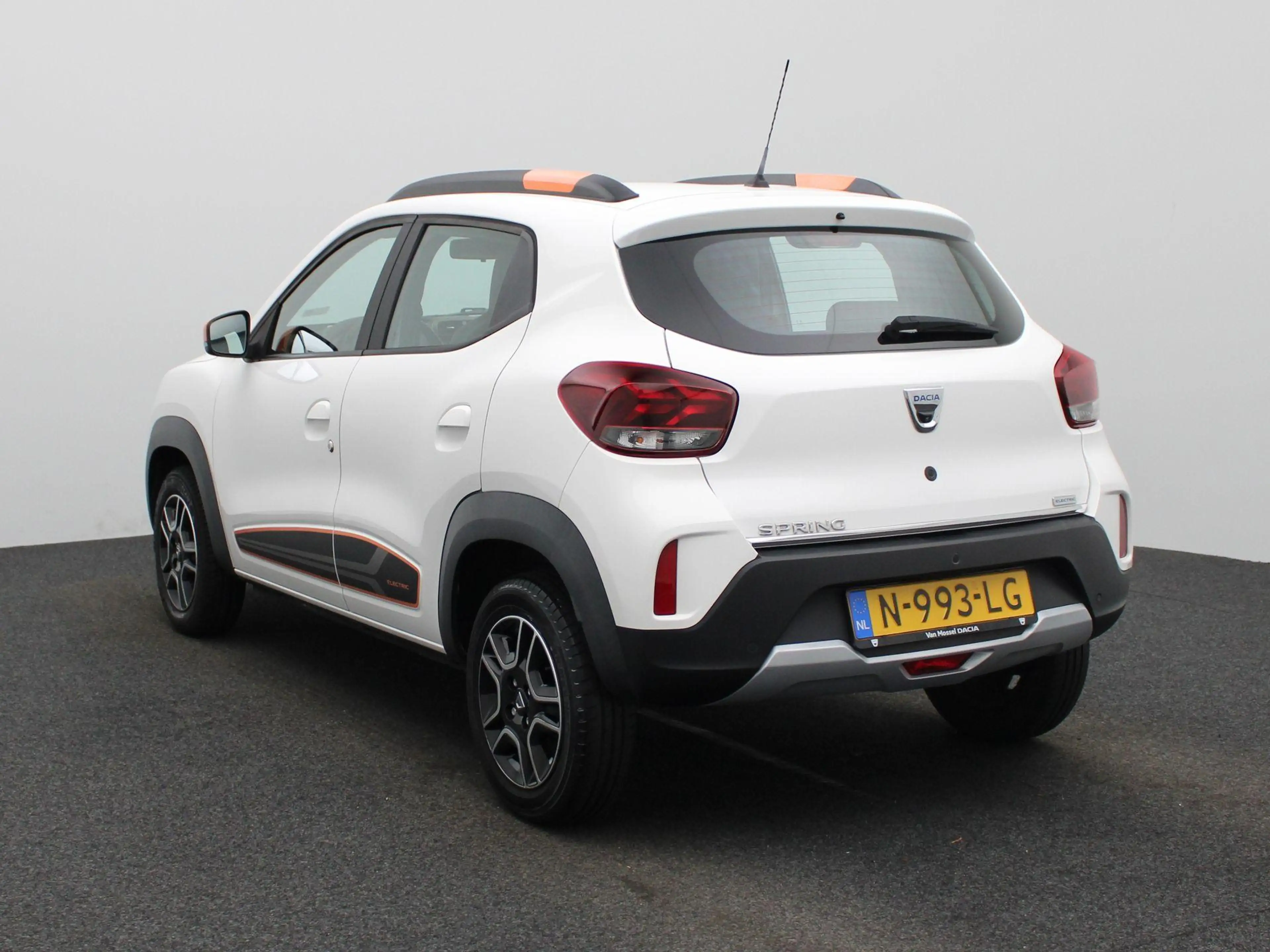 Dacia Spring Comfort Plus (Orange Pack) 27 kWh Navigatie | Appl — photo 2