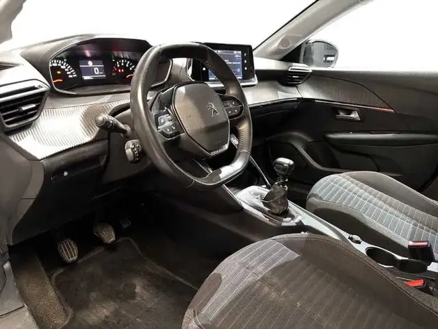 Peugeot 208 view 11