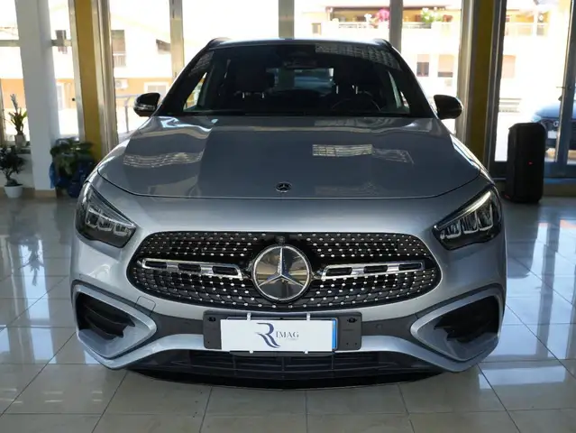 Mercedes-Benz 250 view 2