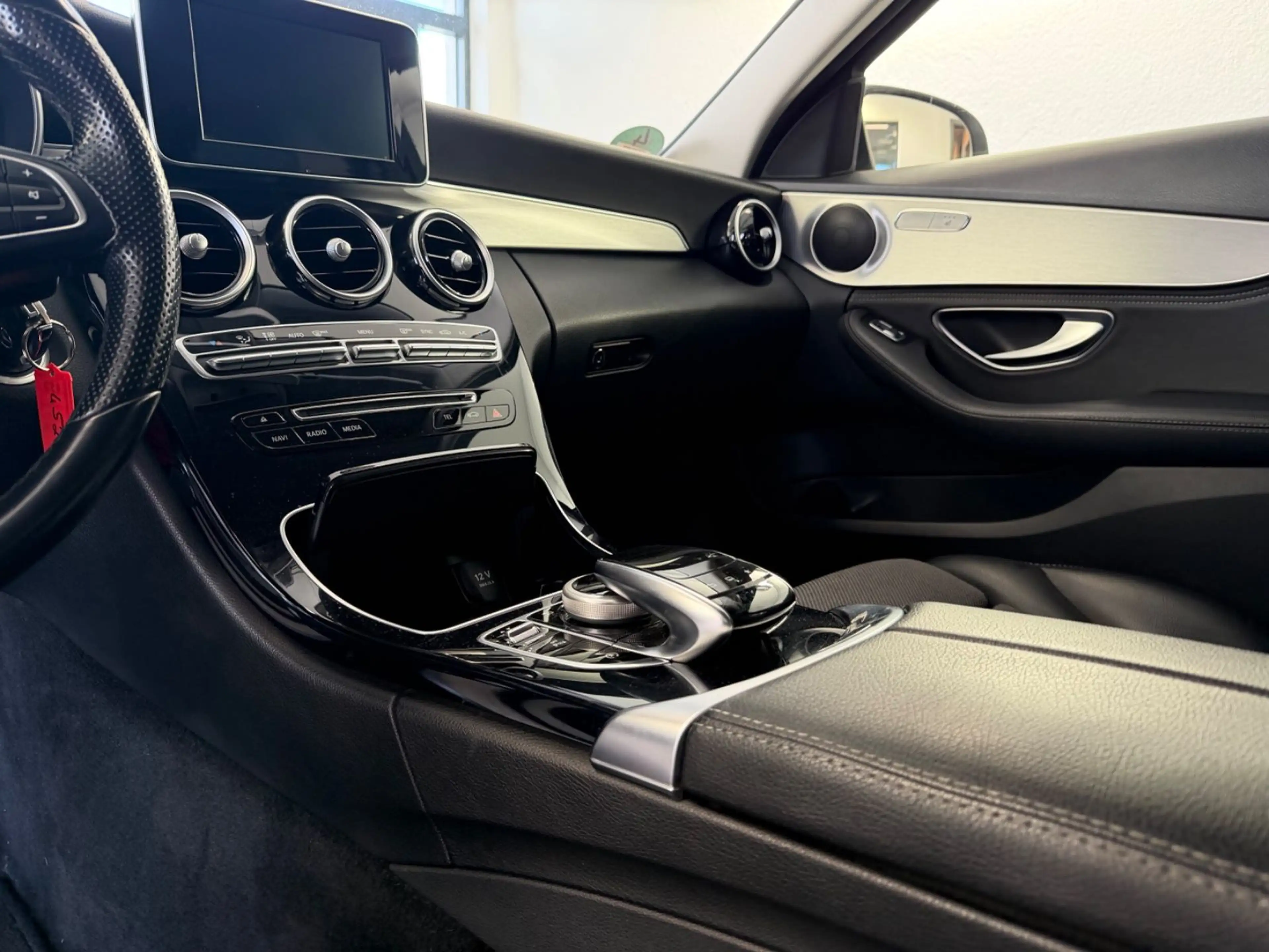 Mercedes-Benz C 220 d T Avantgarde | LED | Navi | PDC | SHZ — photo 15