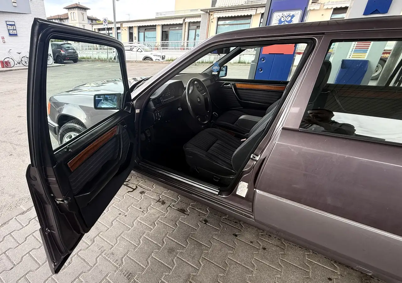 Mercedes-Benz E 200 (124), foto 4