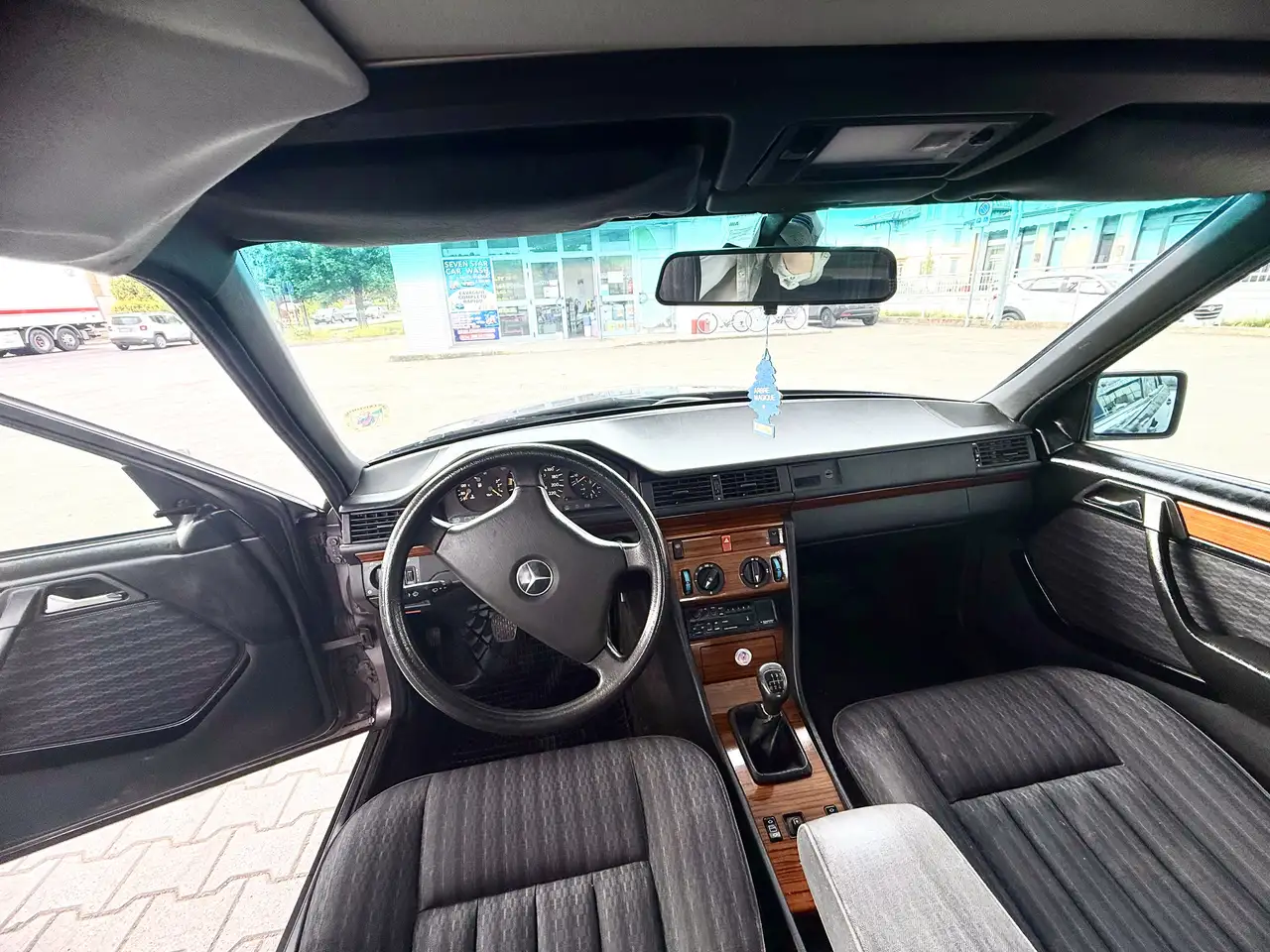 Mercedes-Benz E 200 (124), foto 7