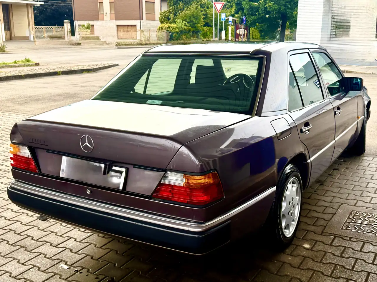 Mercedes-Benz E 200 (124), foto 2