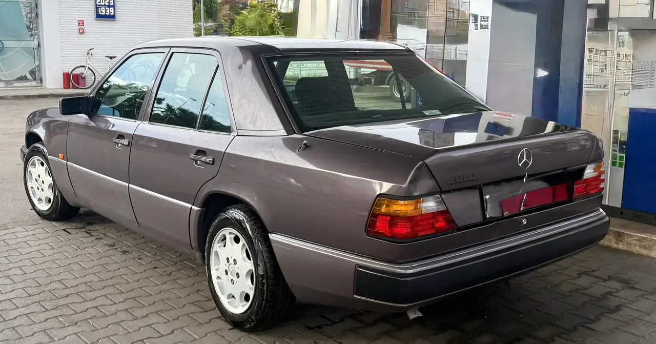 Mercedes-Benz E 200 (124), foto 1