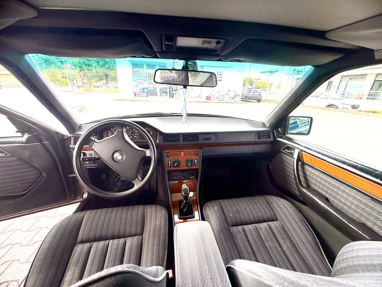 Mercedes-Benz E 200 (124), foto 8