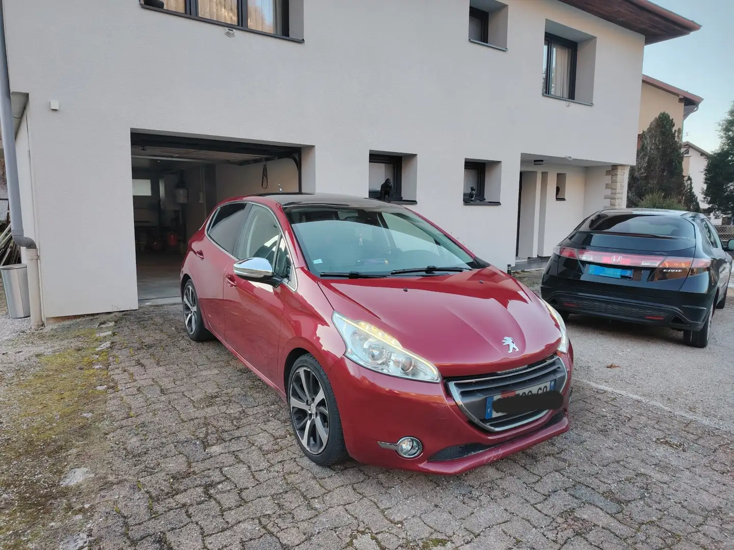 Peugeot 208 208 1.6 e-HDi 92ch BVM5 Féline Rouge - 1