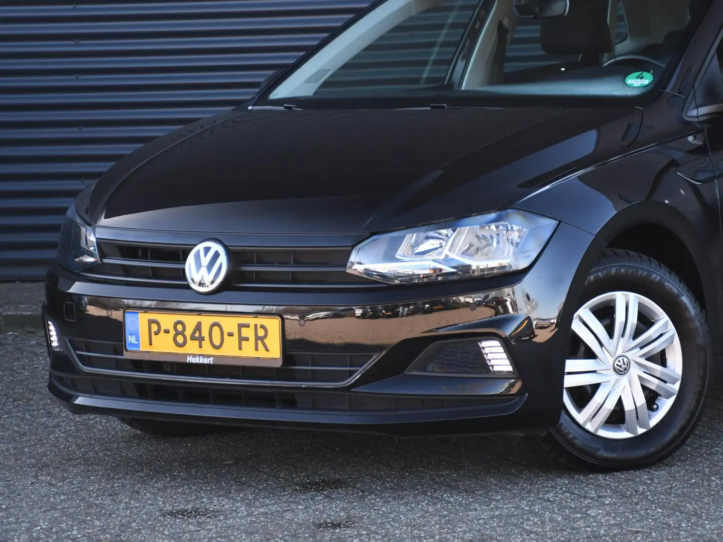 Volkswagen Polo Comfortline 1.0 MPI 80pk DAB | APPLE CARPLAY | PDC Zwart - 2