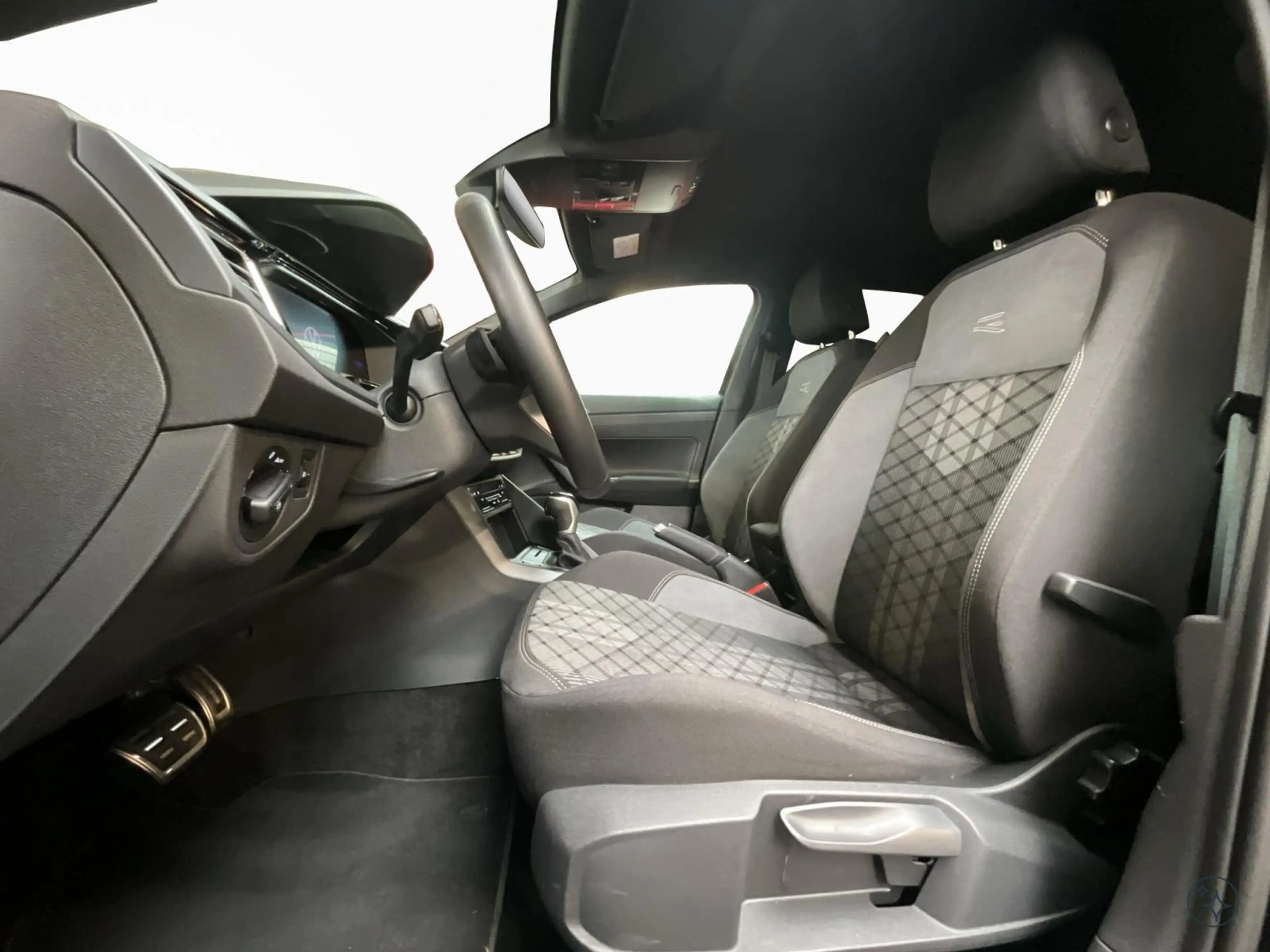 Volkswagen Polo R-Line+DSG+P.Assistance+P.Lumiere+DAB+Led — photo 9