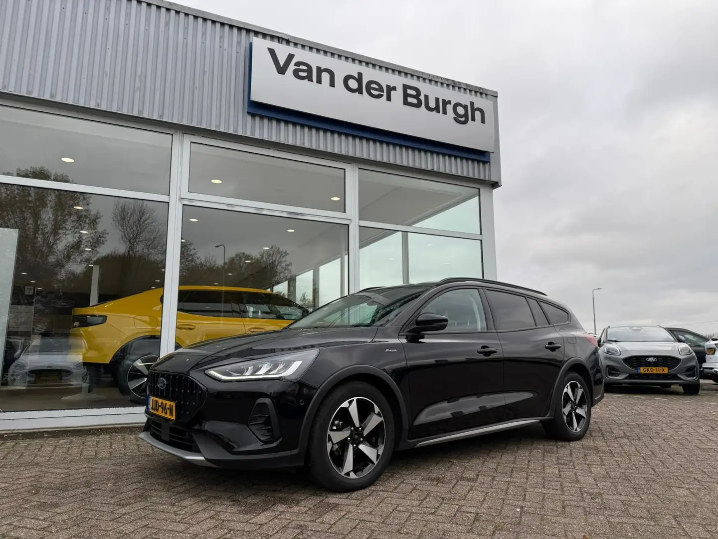 Ford Focus Wagon Active 1.0 ECOboost Hybrid 155pk automaat au Noir - 2