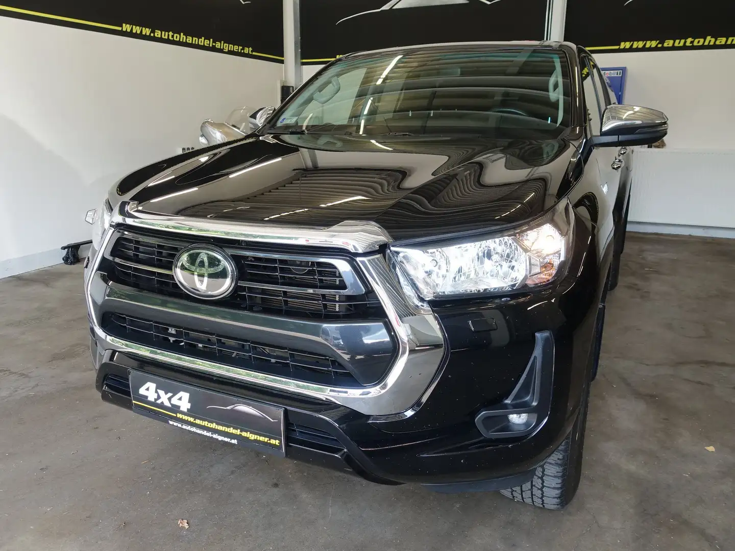 Toyota Hilux DK Invincible 4WD 2,8 D-4D Black - 1
