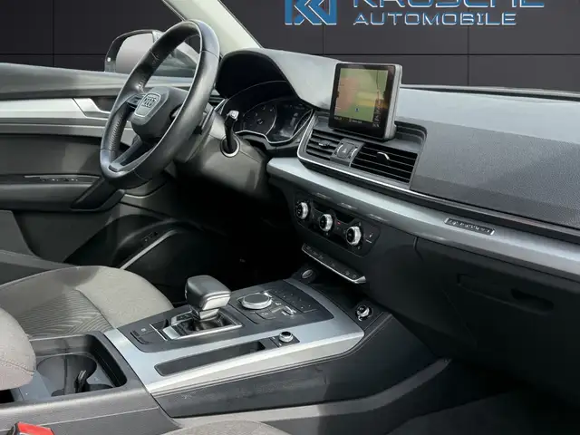 Audi Q5 view 11