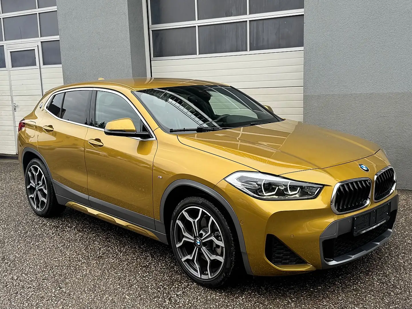 BMW X2 xDrive25e PHEV M-Paket Aut. Gold - 2