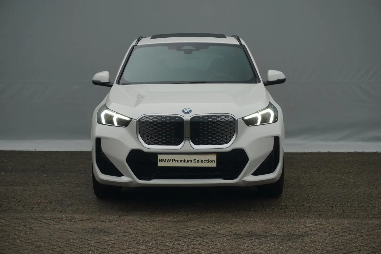 BMW iX1 eDrive20 M Sport | Trekhaak / Panoramadak / Harman Wit - 2