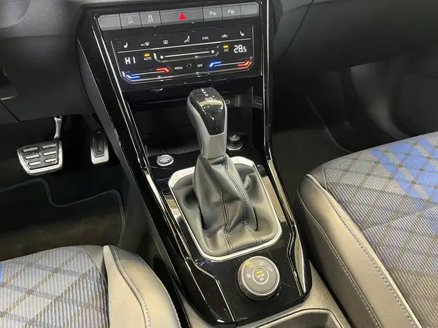 Volkswagen T-Roc view 9