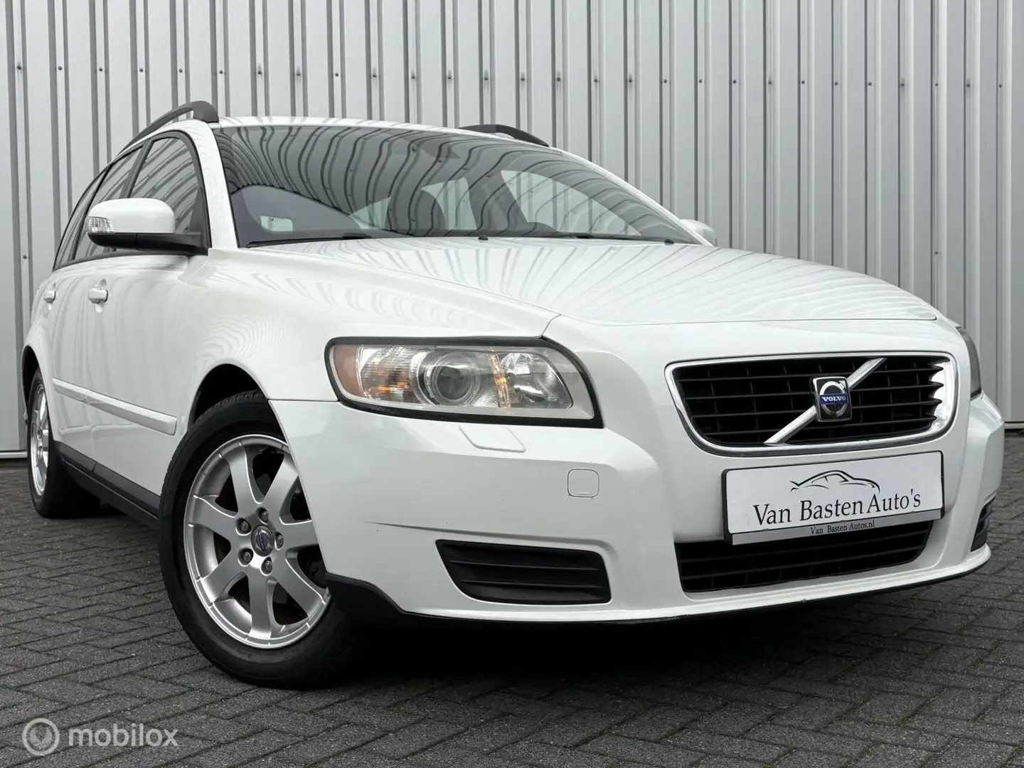 Volvo V50 2.4 Momentum | Aut | 140pk | Trekhaak | Youngtimer Wit - 1