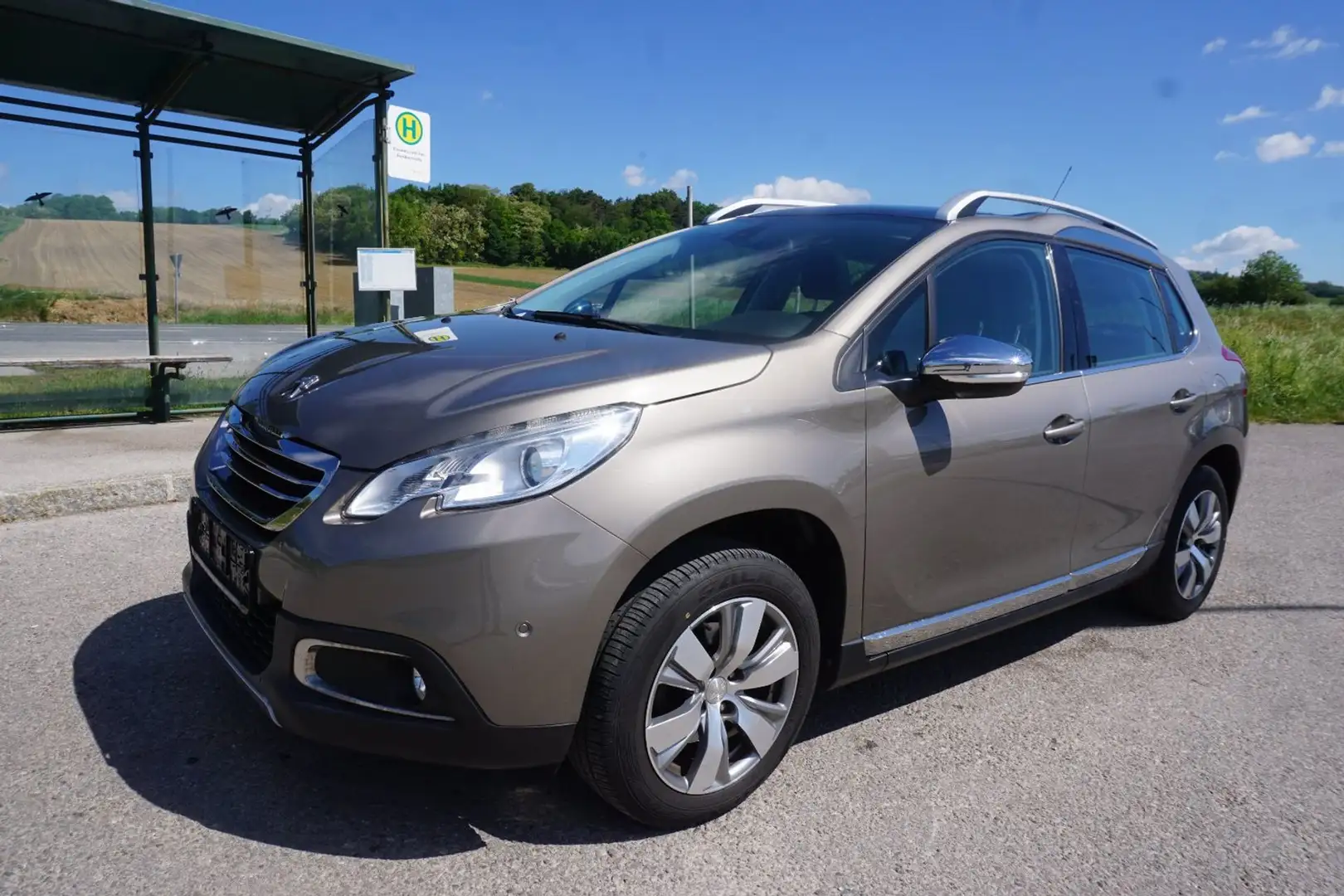 Peugeot 2008 1,2 PureTech 82 Signature S&S Grau - 2