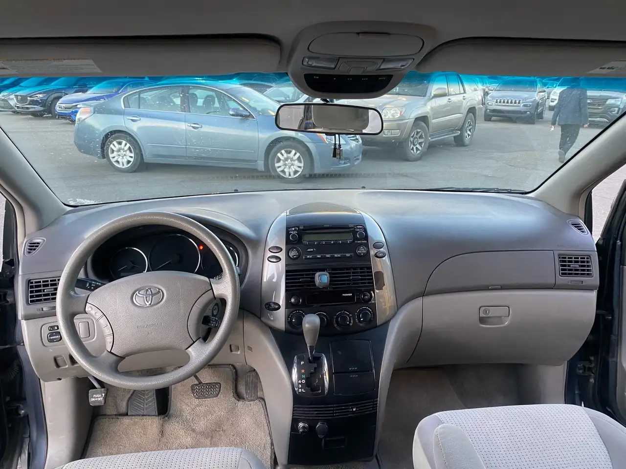 Toyota Sienna снимка Toyota Sienna