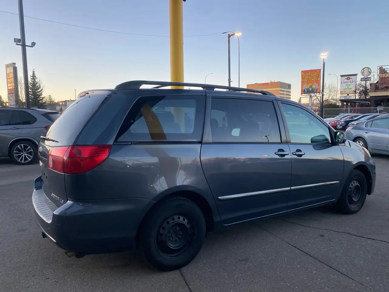 Toyota Sienna снимка Toyota Sienna