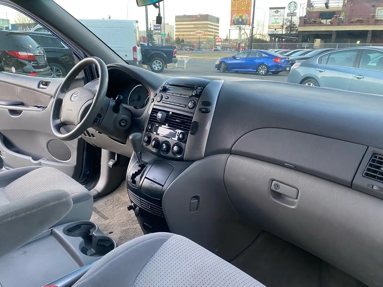Toyota Sienna снимка Toyota Sienna