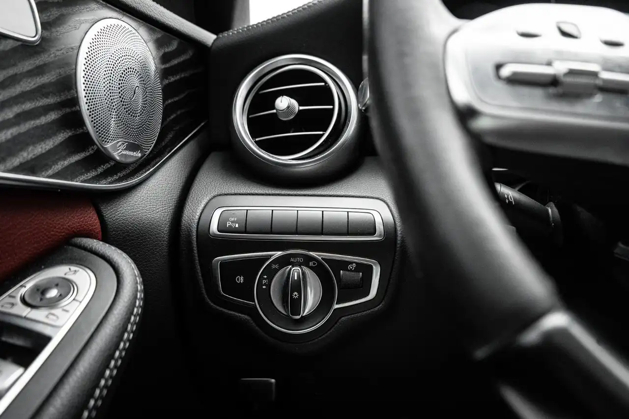 Mercedes-Benz C-Class снимка Mercedes-Benz C-Class