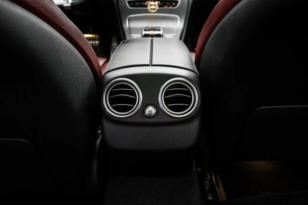 Mercedes-Benz C-Class снимка Mercedes-Benz C-Class