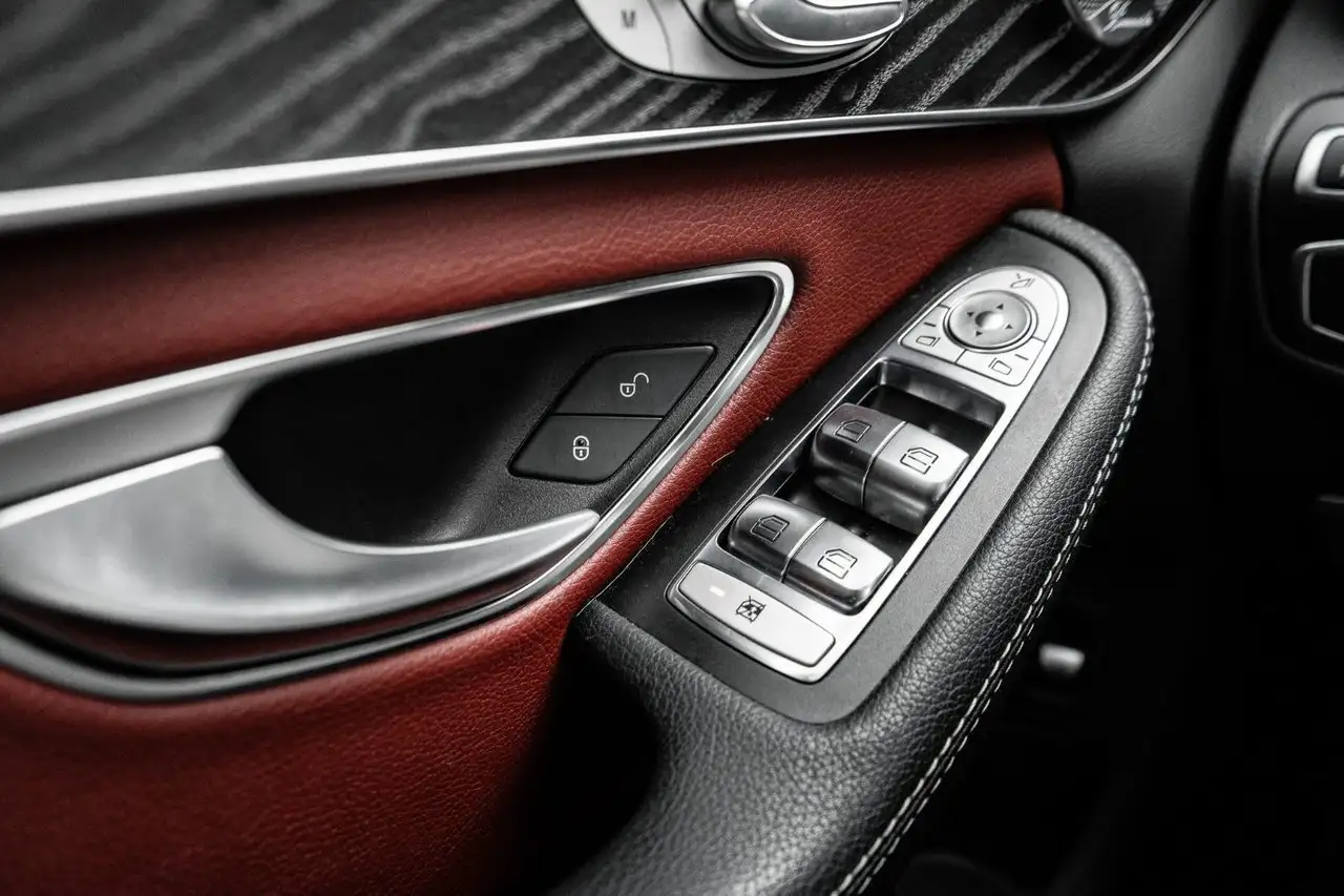 Mercedes-Benz C-Class снимка Mercedes-Benz C-Class