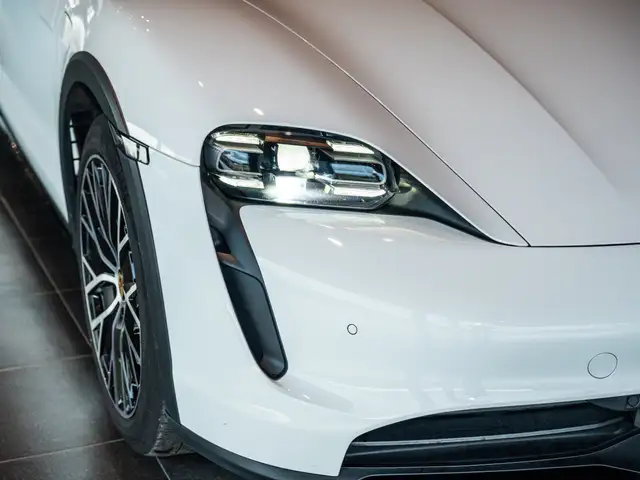 Porsche Taycan view 13
