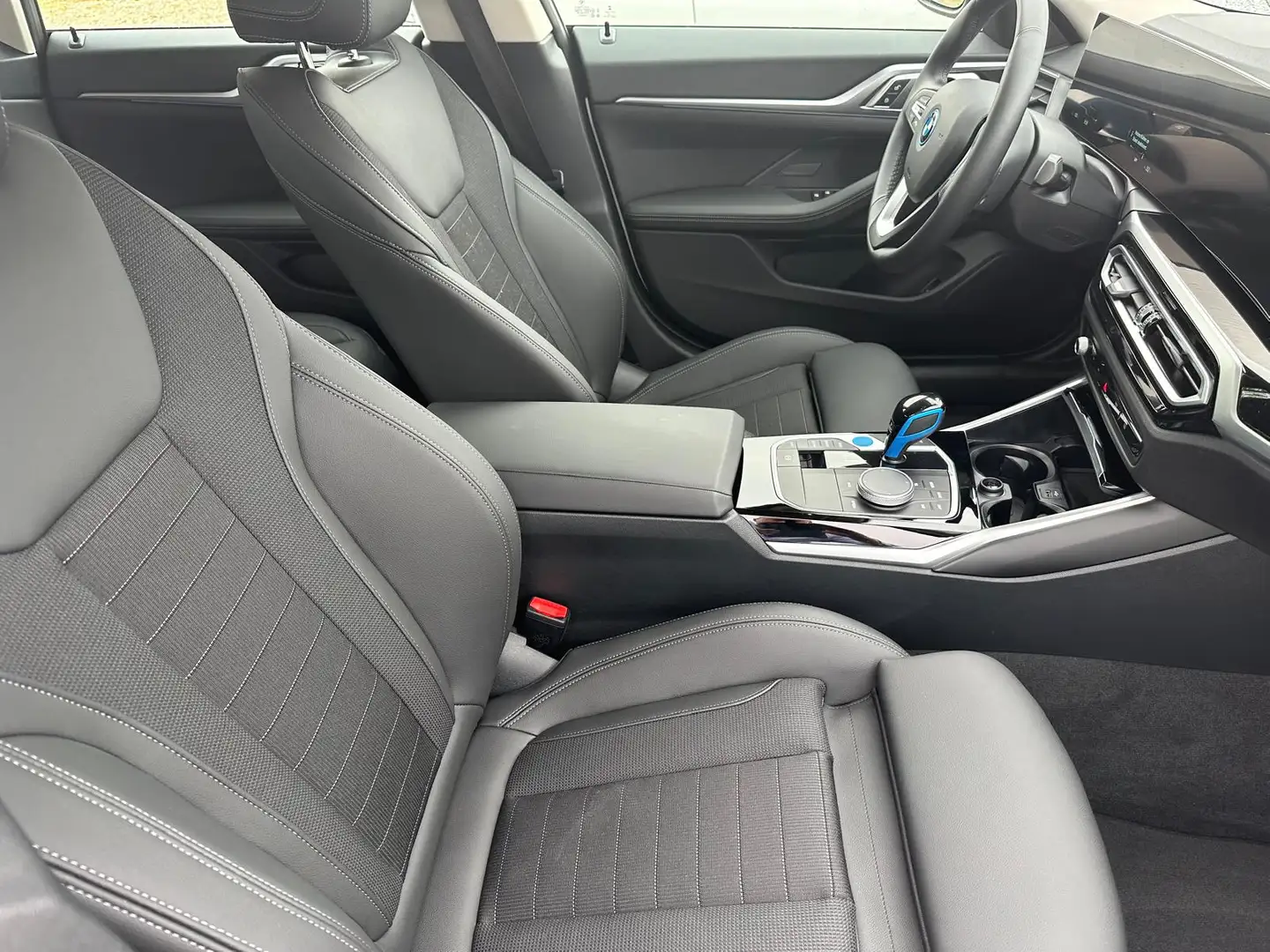 BMW i4 eDrive35 70 kWh / LED / Navigatie / Carplay / Came Wit - 2