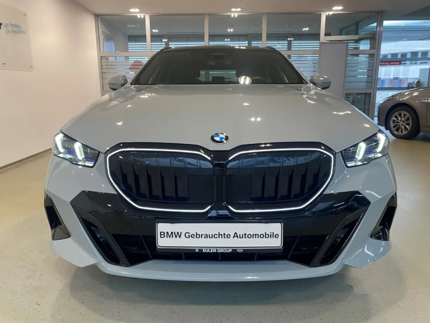 BMW 520 i M-Sport PRO Sommer19'' AHK PANO ICONIC H/K DA+ M Grau - 2