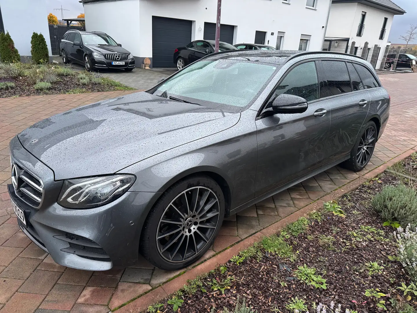 Mercedes-Benz E 400 E 400 d 4Matic T 9G-TRONIC AMG Line Grijs - 1
