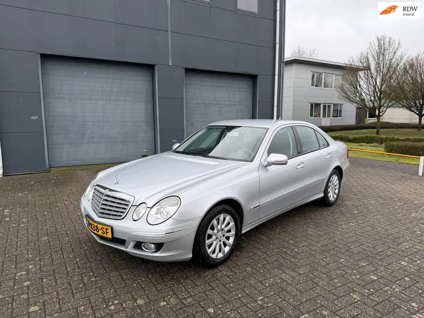 Mercedes-Benz E 200 K. Elegance 2006 Facelift automaat nieuwstaat Grau - 1