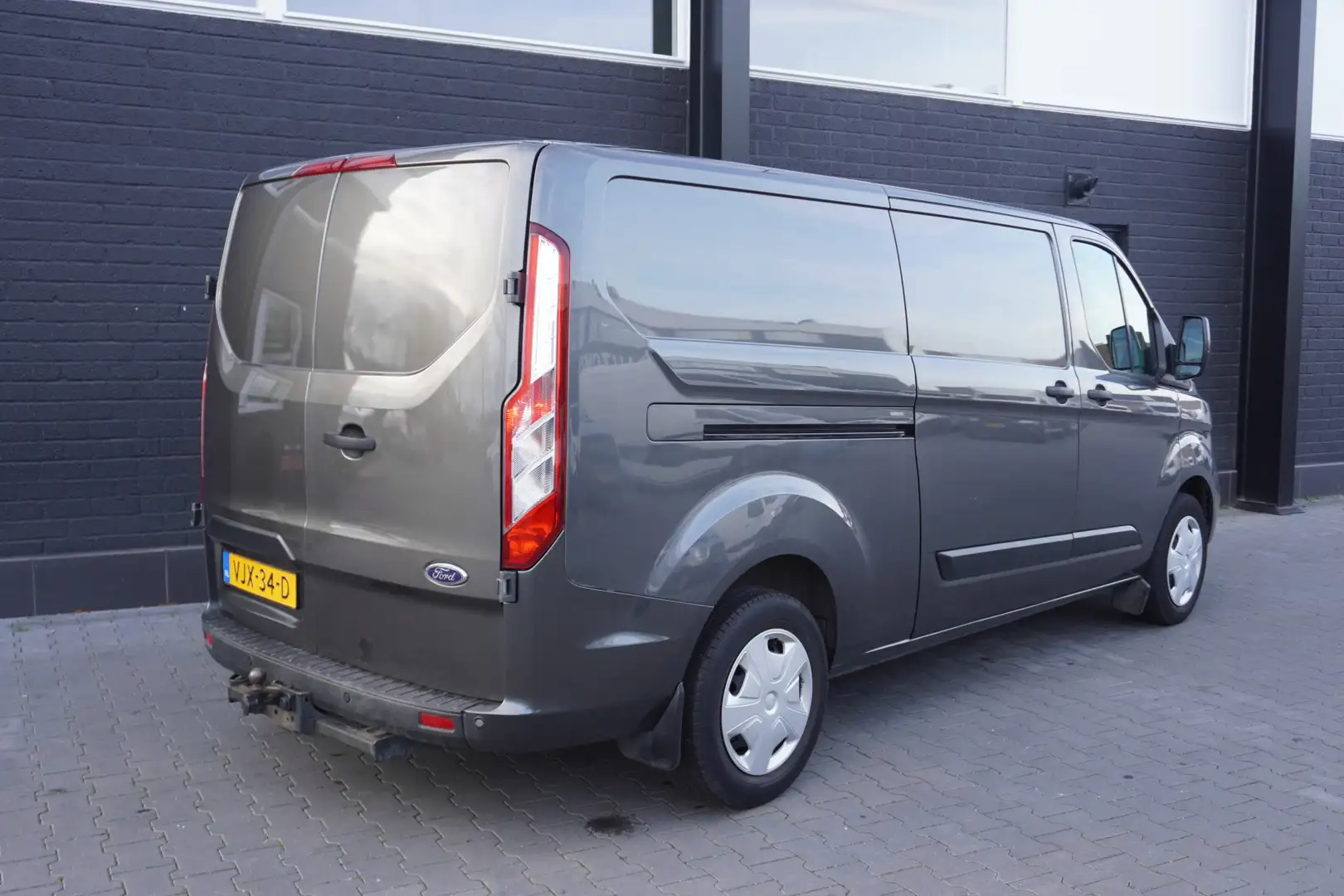 Ford Transit Custom 2.0 TDCI 130PK L2 EURO 6 - Airco - PDC - Cruise - Grijs - 2