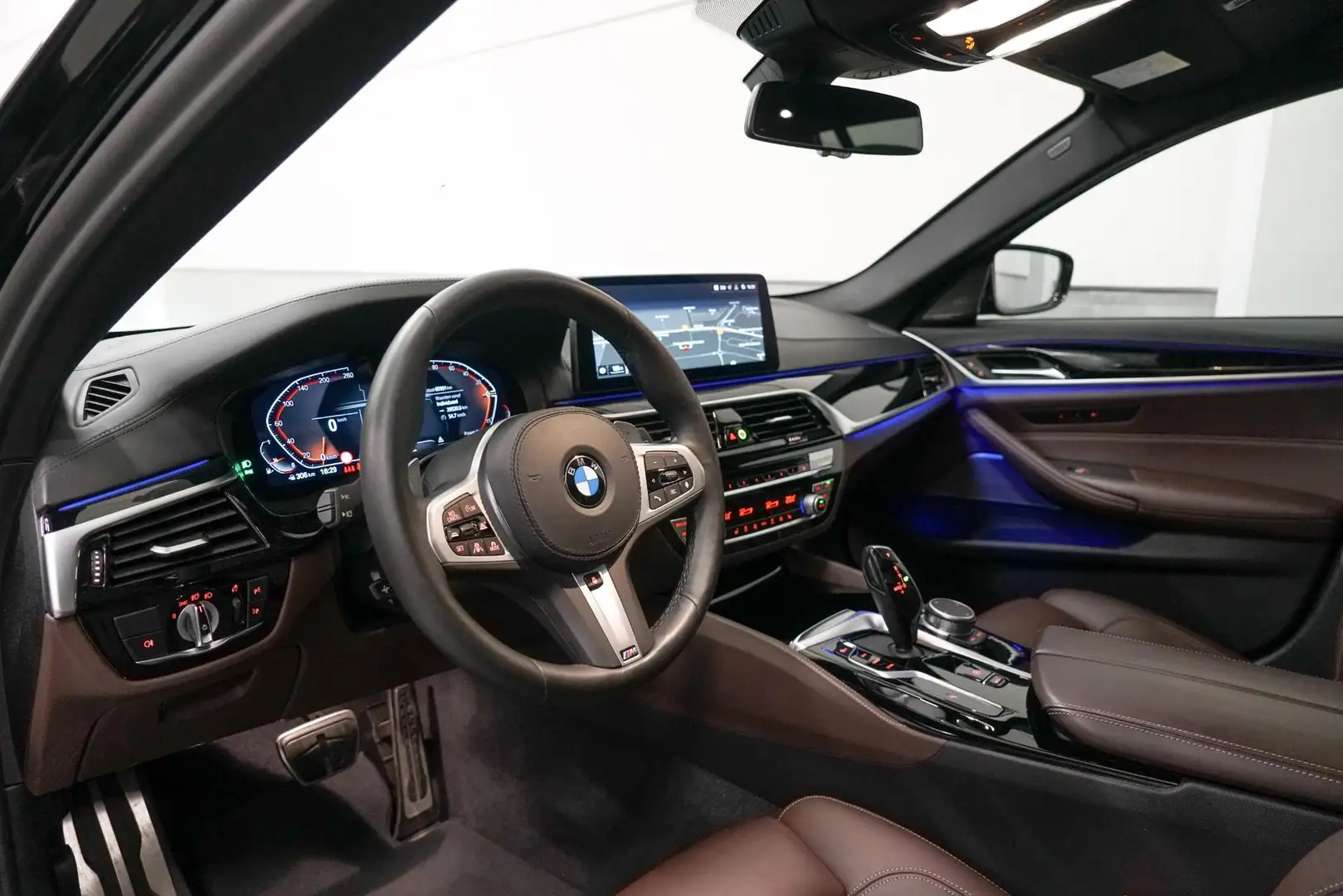 BMW 530 5-serie Touring 530i M-Sport | Panoramadak | Harma Nero - 2