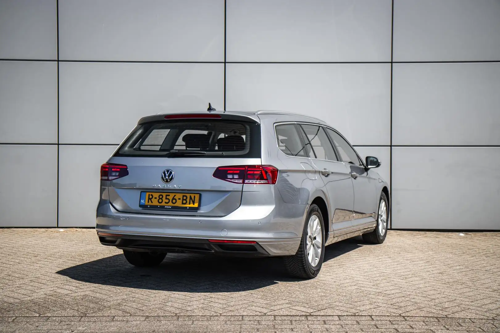 Volkswagen Passat Variant 1.5 TSI 150pk DSG Business | Trekhaak Wegklapbaar Gris - 2