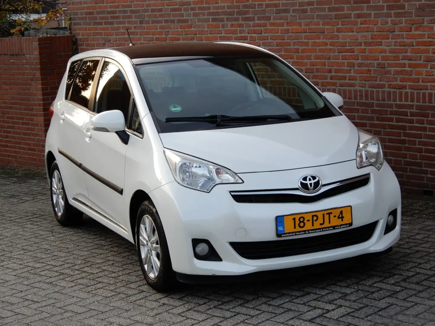 Toyota Verso-S 1.3 VVT-I DYNAMIC Panoramadak Wit - 1