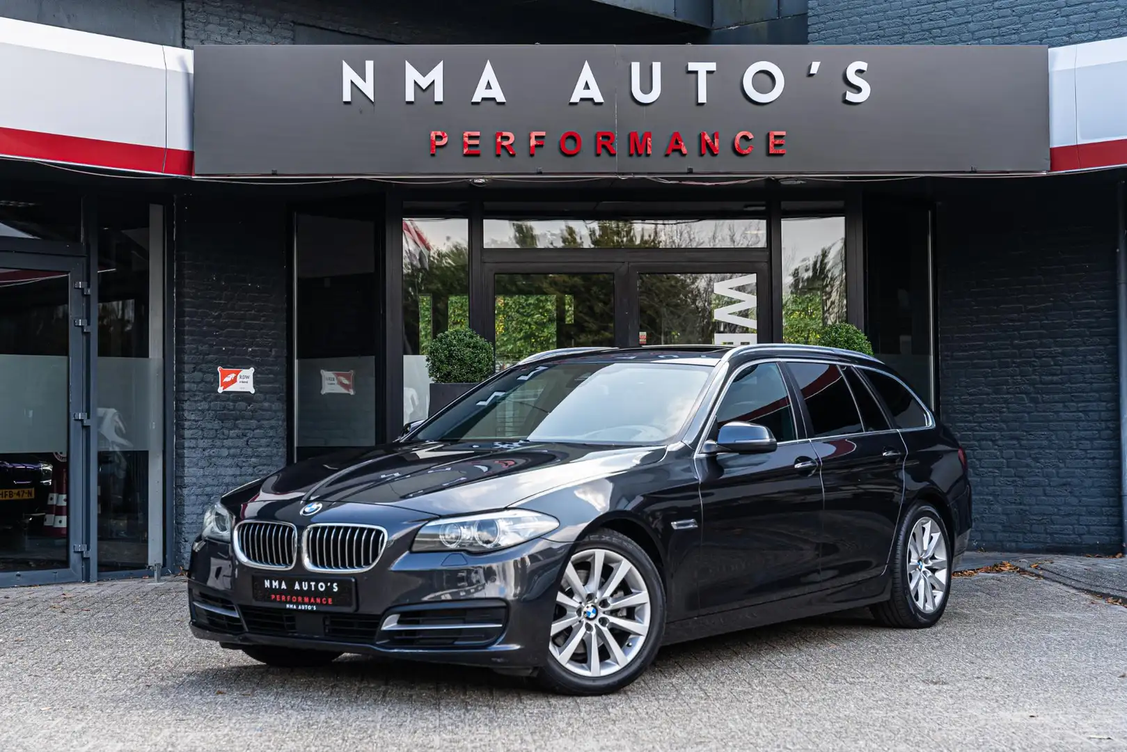 BMW 520 5-serie Touring 520d High Executive PANO | ACC | S Grijs - 1