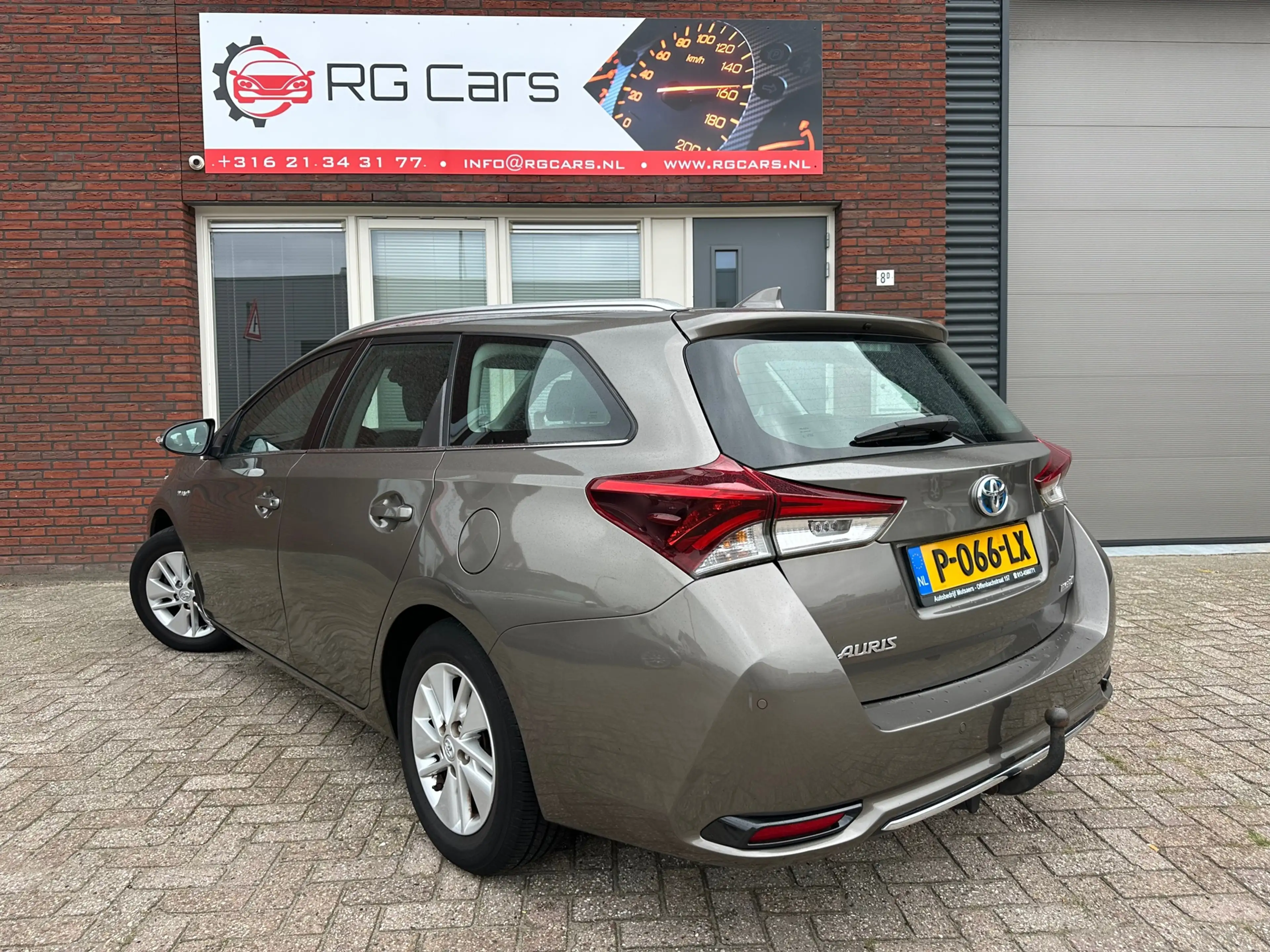 Toyota Auris Touring Sports 1.8 Hybrid Now / Camera / Navi / PD — photo 2