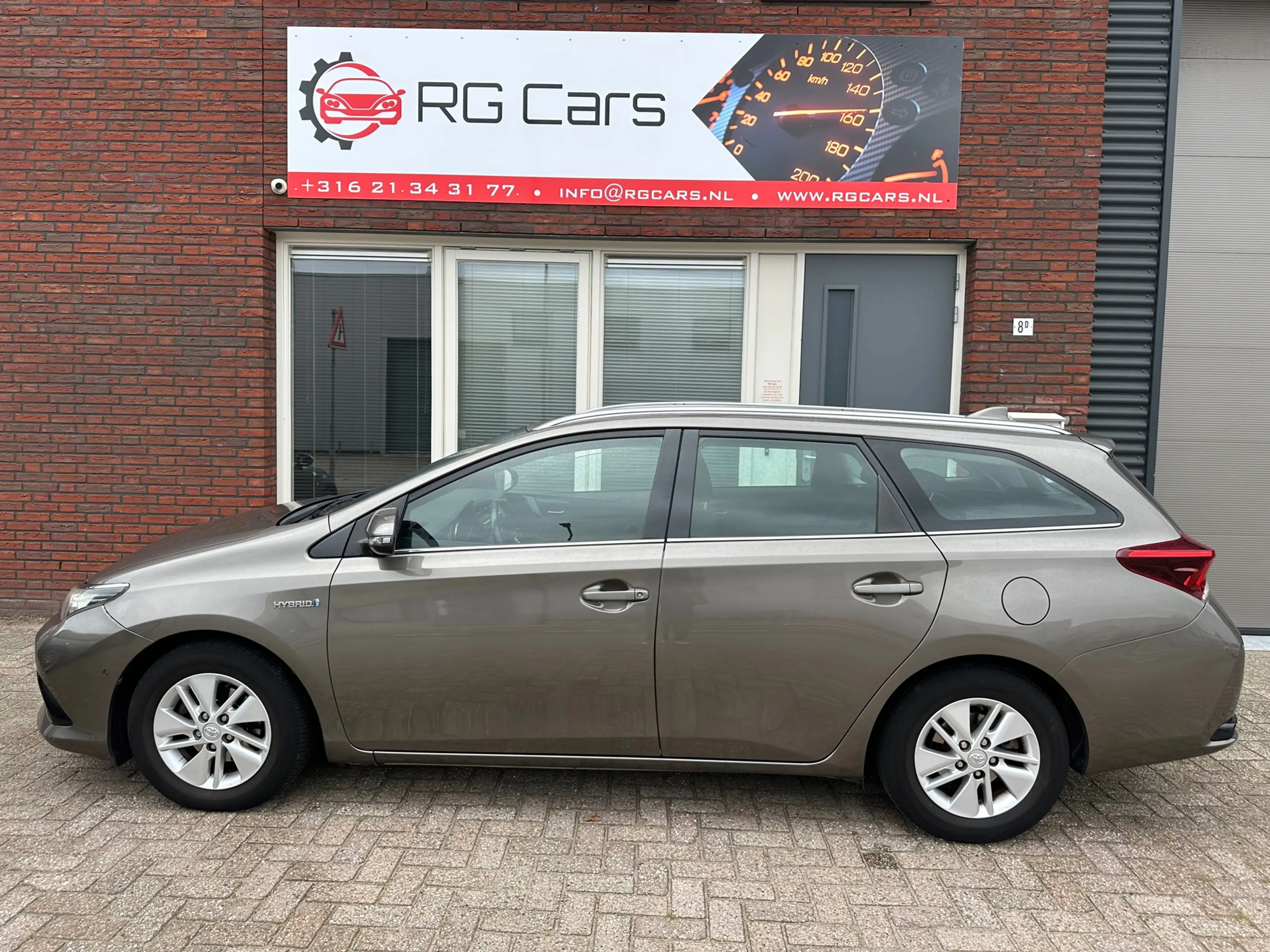 Toyota Auris Touring Sports 1.8 Hybrid Now / Camera / Navi / PD — photo 12