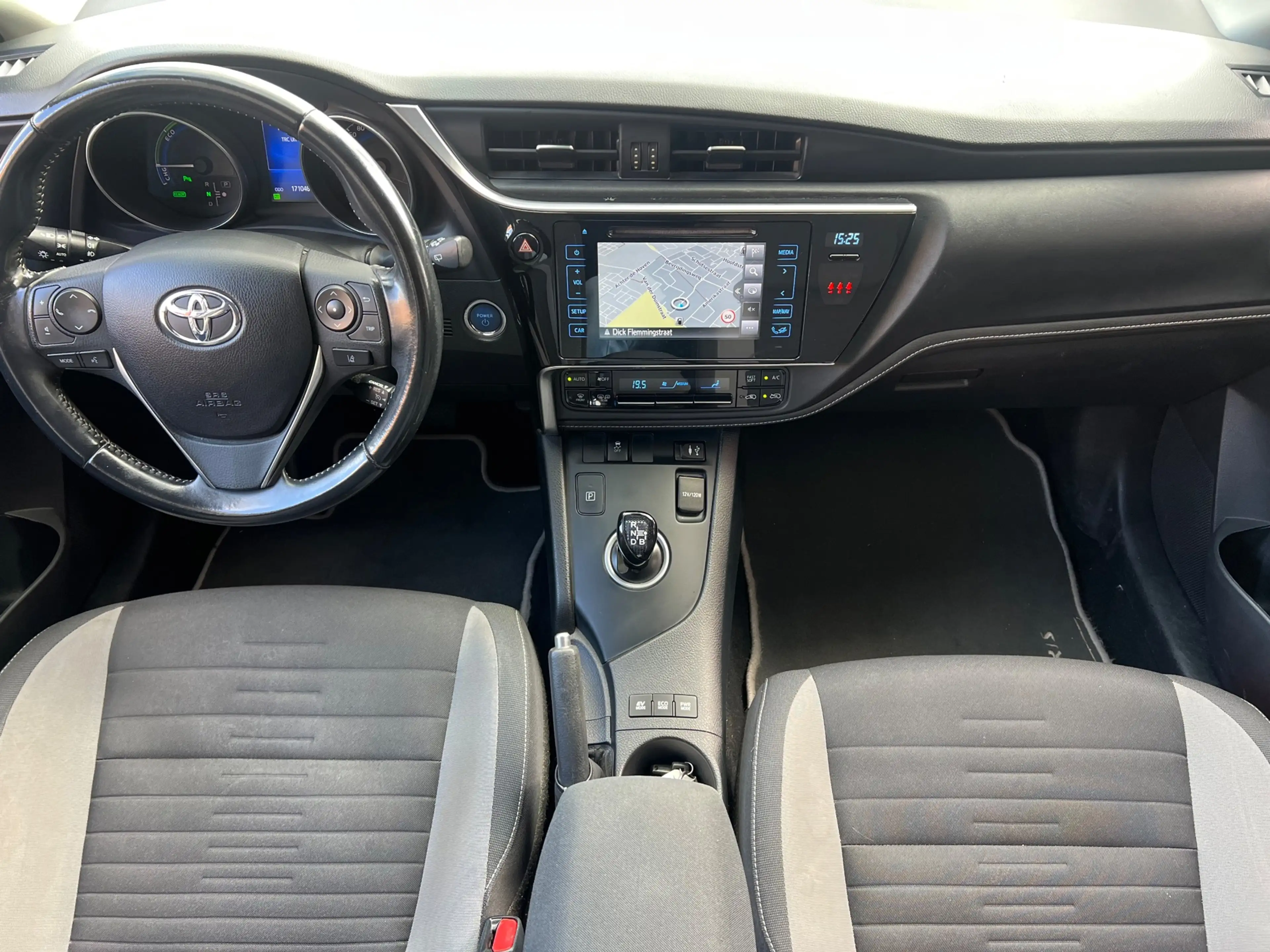 Toyota Auris Touring Sports 1.8 Hybrid Now / Camera / Navi / PD — photo 3
