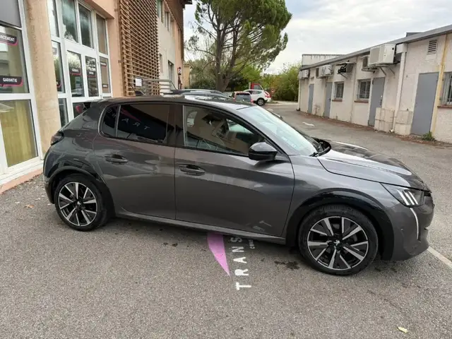 Peugeot 208 view 4
