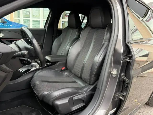 Peugeot 208 view 11