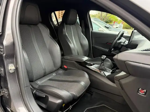 Peugeot 208 view 13