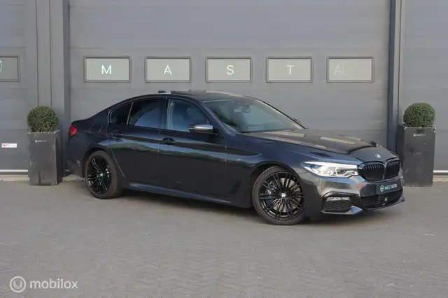 BMW 5 Series view 4