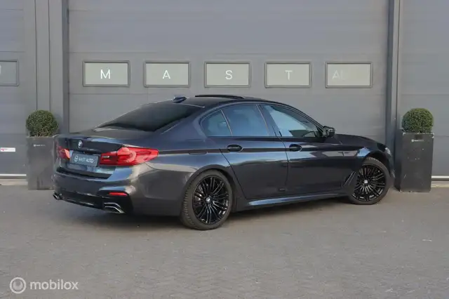 BMW 5 Series view 9