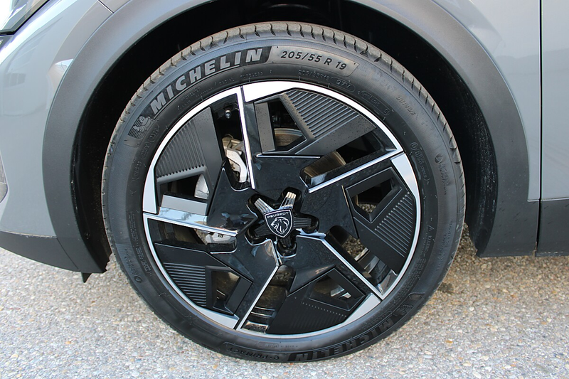 Peugeot 408 Hybrid 145 e-DCS6 GT — photo 9