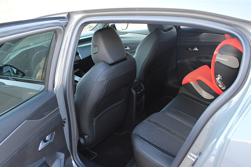 Peugeot 408 Hybrid 145 e-DCS6 GT — photo 10