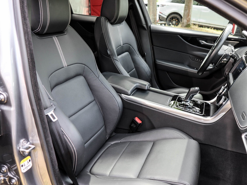 Jaguar XE P250 R-Dynamic Black Schiebedach, Tot-Winkel — photo 6