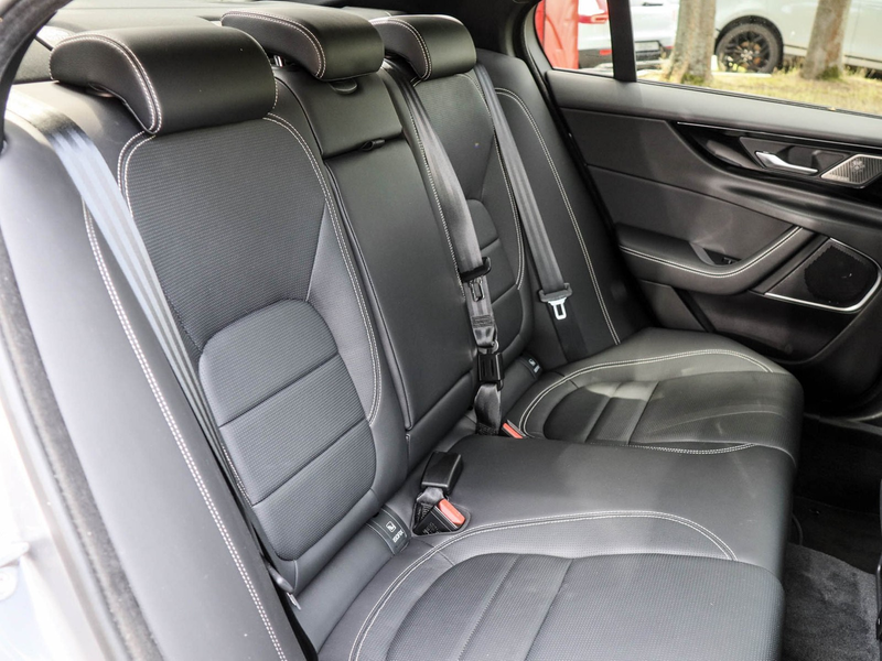 Jaguar XE P250 R-Dynamic Black Schiebedach, Tot-Winkel — photo 4